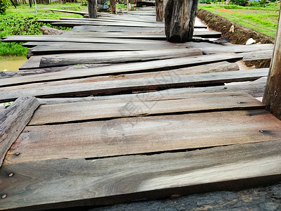 无条例的木材建筑行走道路 T 10背景图片
