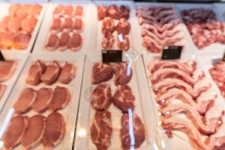 猪肉和牛肉都挤在超市里杂货店货架展示产品塑料羊肉屠夫营养部门食物店铺高清图片素材