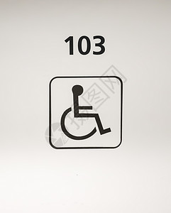 残疾人停车位残疾客户的停车位 带油漆的停车场椅子残疾人街道灰色人行道停车交通标志残障白色背景