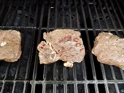 烤肉烧烤炉煮牛肉或牛排烧烤美味炙烤午餐牛扒烹饪背景图片