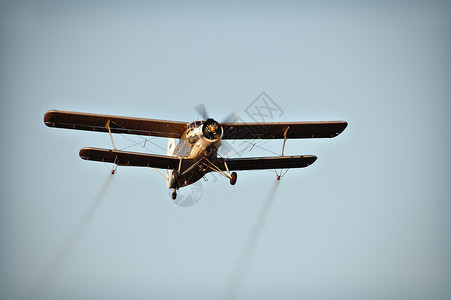 单机螺旋桨晴天航班空气蚊子速度飞行喷雾器自由古董背景图片