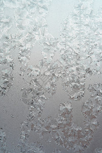 windo 上的抽象纹理图案霜冻结磨砂玻璃季节白色宏观蓝色窗户水晶天气背景图片