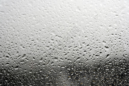 在夏雨天天气雨滴下雨运动窗户灰色天空玻璃时间薄雾高清图片