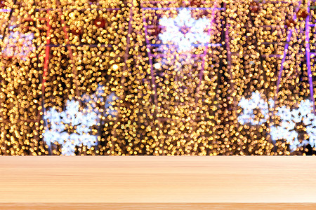 散景金黄色多彩圣诞背景上的木板 散景上的空木桌地板闪闪发光的浅金色奢华 木桌板空前闪闪发光的金色 散景灯上的木头闪闪发光展示魔法背景图片