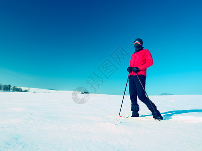 冬季有雪鞋的游客在下雪漂流中行走粉雪爬坡阴影手套登山杖装备雪裤漂移荒野男士冰冷的高清图片素材