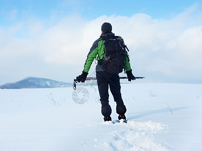 有雪鞋的男人在雪中休息 爬雪鞋运动男士阴影装备远足爬坡雪裤漂移成年人跨步单身男士高清图片素材