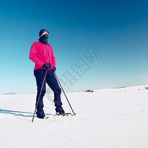 冬季有雪鞋的游客在下雪漂流中行走阴影登山杖漂移晴天爬坡场景手套雪裤护颈冒险爬坡道高清图片素材