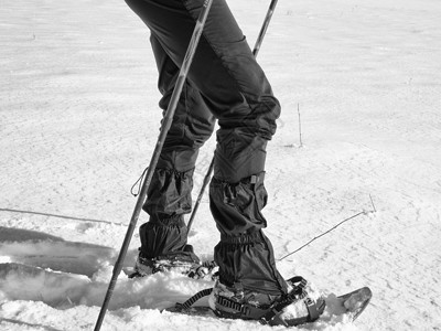 带雪鞋的男子腿在雪中行走 关于冬季滑雪远足的详细情况爬坡阴影动作装备单身冒险雪花粉雪雪鞋漂移冬天高清图片素材