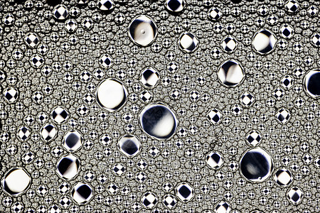 黑色和白色的油滴在水面上 圆形和椭圆形 设计的抽象背景钻石正方形折射辉光宏观红色艺术气泡菱形想像力背景图片