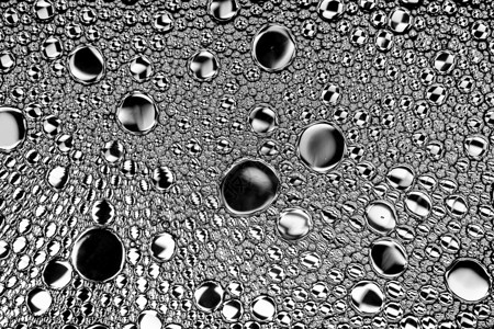 黑色和白色的油滴在水面上 圆形和椭圆形 设计的抽象背景折射红色艺术钻石气泡正方形想像力辉光泡沫菱形背景图片
