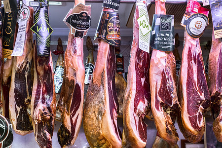 Iberian ham(西班牙语或)挂在阿塔高清图片