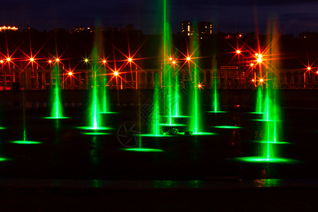 附近的卢米埃尔喷泉绿色黄色背景夜生活街道旅行水平高清图片