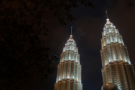 城中城马来西亚吉隆坡大约 2017 年 KLCC 或双子塔的夜景 也被称为双子塔 是吉隆坡的双子摩天大楼场景建筑学蓝色花园双胞胎首都天背景