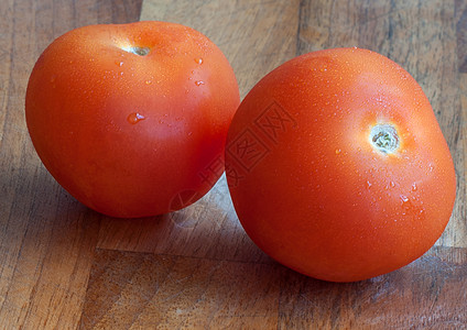 两只西红柿 木板上有水滴背景图片