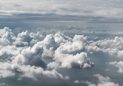上面的云云空气飞机天空多云气氛白色戏剧性云景天堂天气背景图片