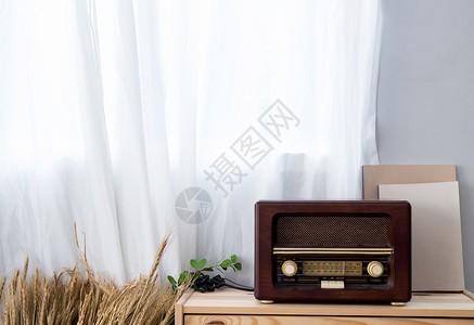 老收音机木制柜子上架架架的旧旧收音机货架古董技术海浪面包音乐娱乐木头架子家具背景