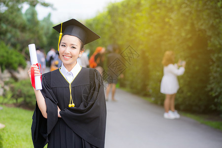 快乐的毕业学生女孩 恭喜  毕业教育员微笑学士学习仪式文凭女士丝带成人成功成就手高清图片素材