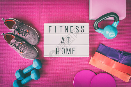 瑜伽标志家庭标志 包括粉红色瑜伽垫 跑鞋 牛铃头重量和哑巴人抗耐性带和滑板等贴在针叶上在线课背景