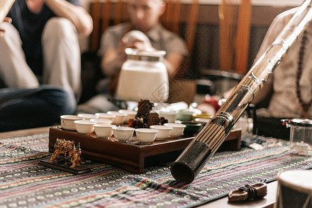 茶道由茶师主持 波西米亚风格的茶话会 嬉皮士 一个特殊的木制咖啡桌上的茶杯 马萨拉茶的制备 茶是在火上准备的 迪吉里杜管传统竹子背景图片