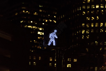 曼城明亮的男子 晚上步行标志背景