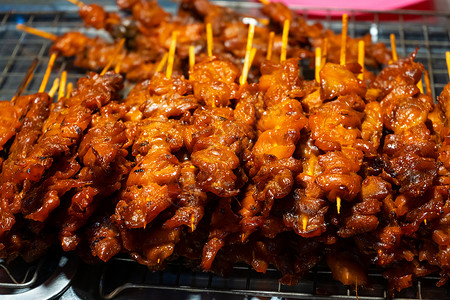 夜烧烤毛笔字亚洲食品 在夜街食品市场用鸡皮和肉类小烤箱的柜台沙爹午餐餐厅油炸竹子烹饪小吃盘子食物炙烤背景