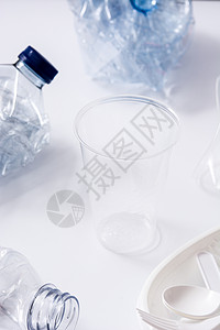 可处置的废塑料生态陶器工业白色餐具勺子用具垃圾瓶子团体背景图片