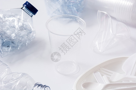可处置的废塑料回收生态勺子陶器厨具垃圾餐具塑料工业瓶子背景图片