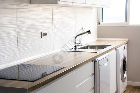 配有白色家具和木地板的白色现代厨房木头极简棕色窗户桌子照片风格装饰地面公寓背景图片