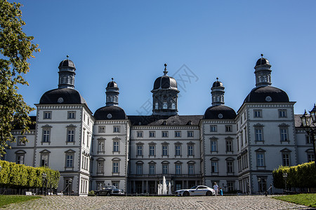 伯吉切斯地的本斯贝格城堡统治者大教堂蓝色军营白色狩猎天空石工窗户风格背景图片