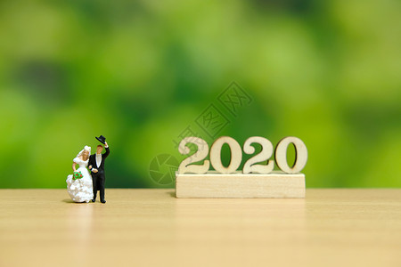 具有2020年木制号码的微型人物 新娘和新郎男生娃娃火花婚礼墙纸庆典问候语女孩礼物幸福背景图片