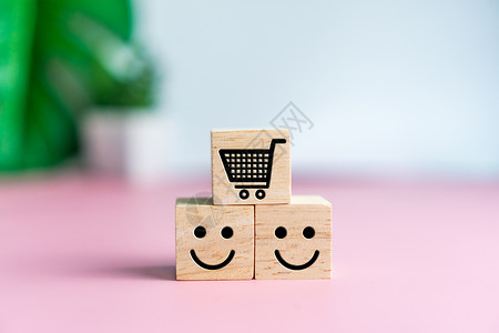 用户满意度木立方体上的笑脸和购物车图标 购物满意度概念时乐观的人或人的内心感受和服务评级评分审查战略情感童年立方体用户顾客喜悦质量背景
