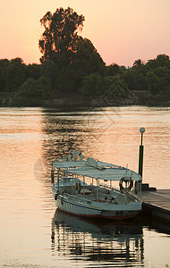 码头的小木小木船背景图片