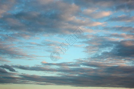 美丽的夜晚天空阳光香草戏剧性天气场景日落太阳蓝色背景图片