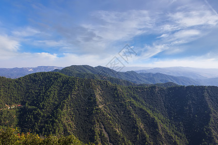 塞浦路斯山的夏季日白色蓝色旅游村庄天空风景旅行场景农村绿色背景图片