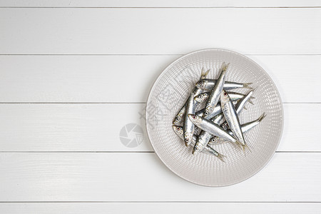 盘子上的沙丁鱼白色产品午餐钓鱼饮食海洋海鲜营养鲱鱼烹饪小吃高清图片素材