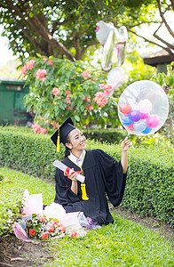 快乐的毕业女学生祝贺教育SUCK学生微笑文凭证书成人成就女士学士丝带帽子知识高清图片素材