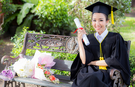 快乐的毕业学生女孩 恭喜  毕业教育员证书成人文凭学士大学学习微笑成就仪式丝带漂亮的高清图片素材