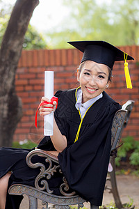 快乐的毕业学生女孩 恭喜  毕业教育员大学乐趣微笑学士庆典学习文凭证书帽子知识美丽的高清图片素材