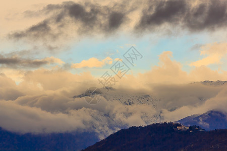 白云和黑云环绕着雪山背景图片