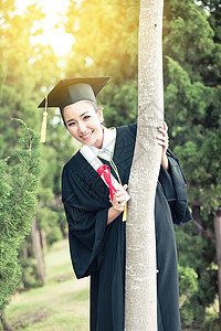 快乐的毕业学生女孩 恭喜  毕业教育员丝带文凭成就证书帽子微笑学士学习仪式女性可爱的高清图片素材
