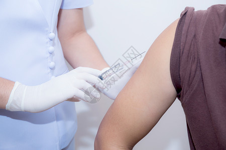 特写医生注射病人携带环状药物收集布罗的注射器肌肉疼痛疫苗流感手臂男性药品护士女性疾病背景图片