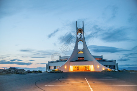 冰岛夜间施蒂基什科尔穆尔教堂高清图片