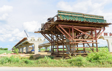 正在建造中 路途起重机建筑街道市中心铁路速度建设工业障碍机器背景图片