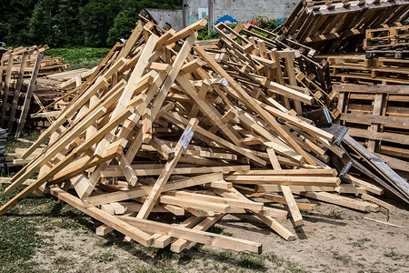 褐束和木板 作为废柴垃圾木材木梁柴堆横梁建筑材料补给品棕色木头背景图片