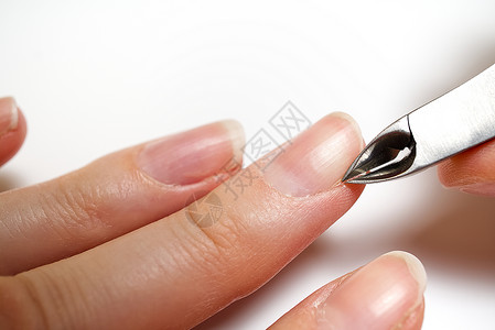 白美甲素材女人在轻白桌上把指甲切开 小心干燥 长得太大 缝合护理工具美容师凝胶药品服务手指美容女士程序背景