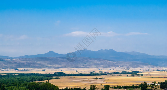 以山区和山丘为敌的干旱农村地区背景图片