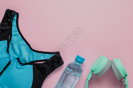 运动 新鲜饮用水和耳机运动胸罩粉色底底部背景图片