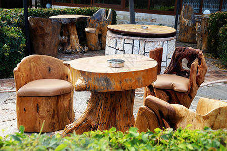 公园中的原木桌和椅子建筑长椅桌子建筑学房子家具木板咖啡店旅行花园背景图片