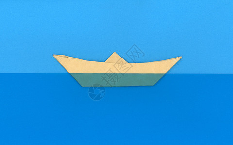 海上的纸船海洋玩具旅行纸板蓝色导航天空背景图片