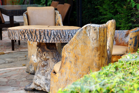 公园中的原木桌和椅子家具座位木头长椅咖啡店花园房子建筑学桌子植物背景图片